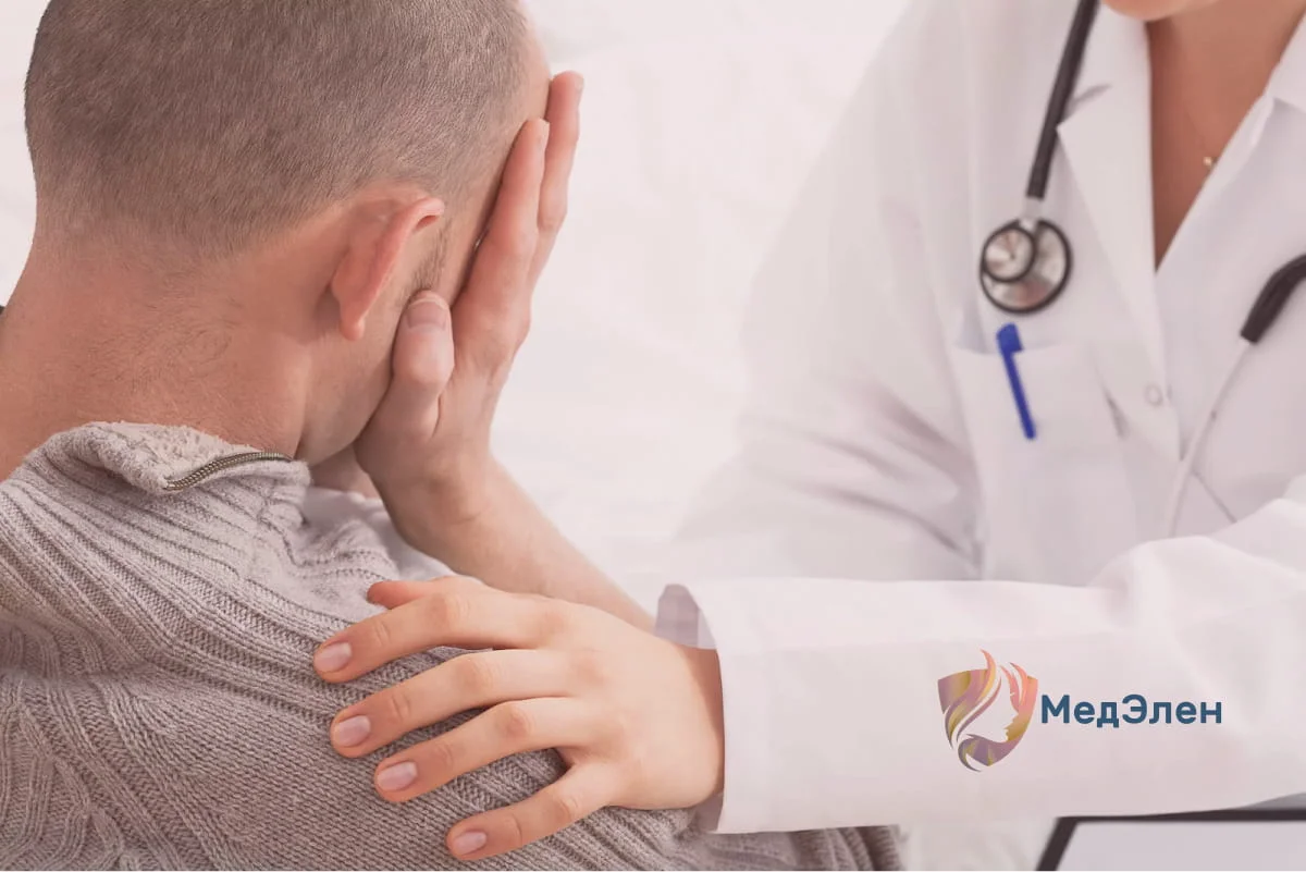 Врач Врач успокаивает пациента