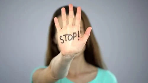 Женщина с надписью стоп на руке